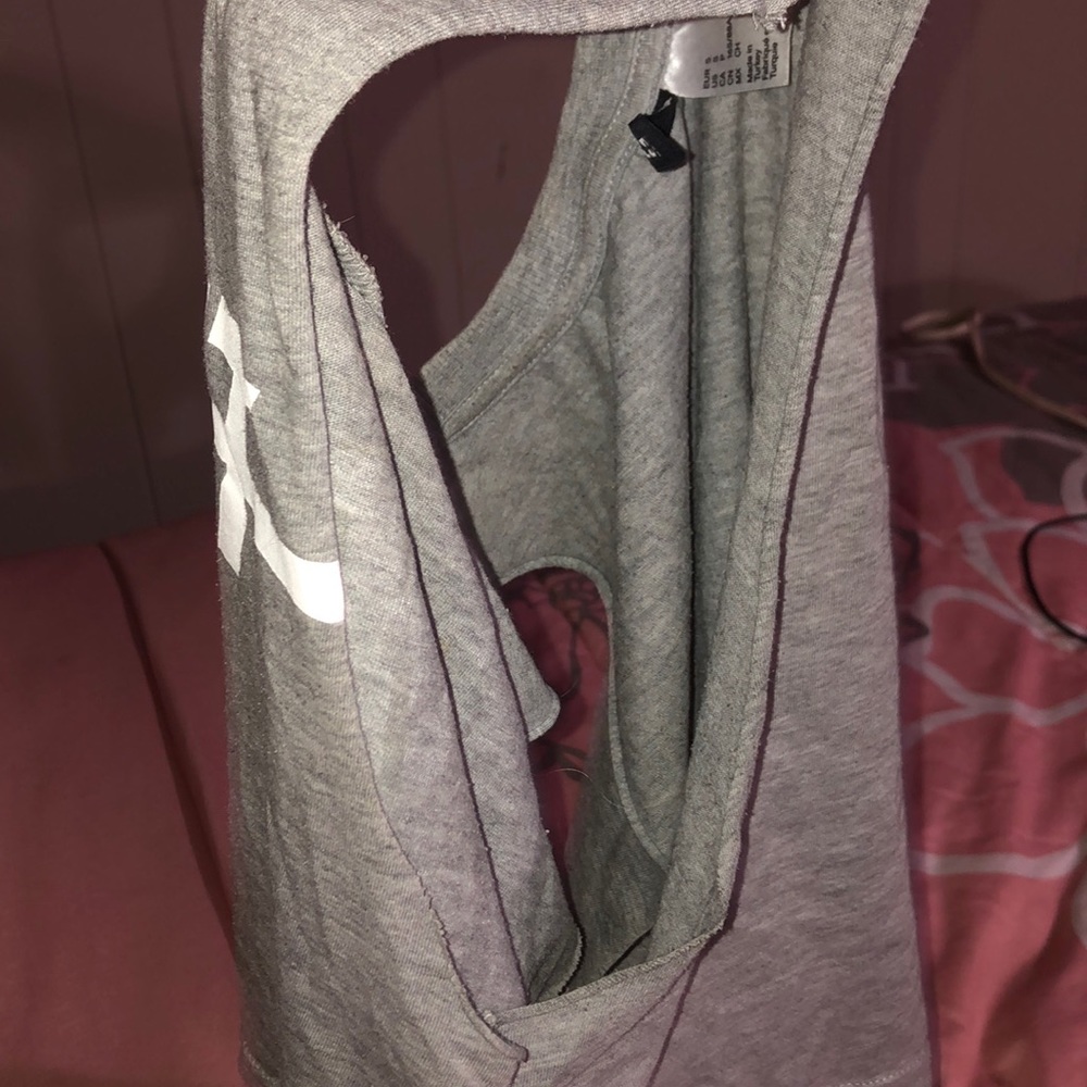 gray cropped muscle tee!!
